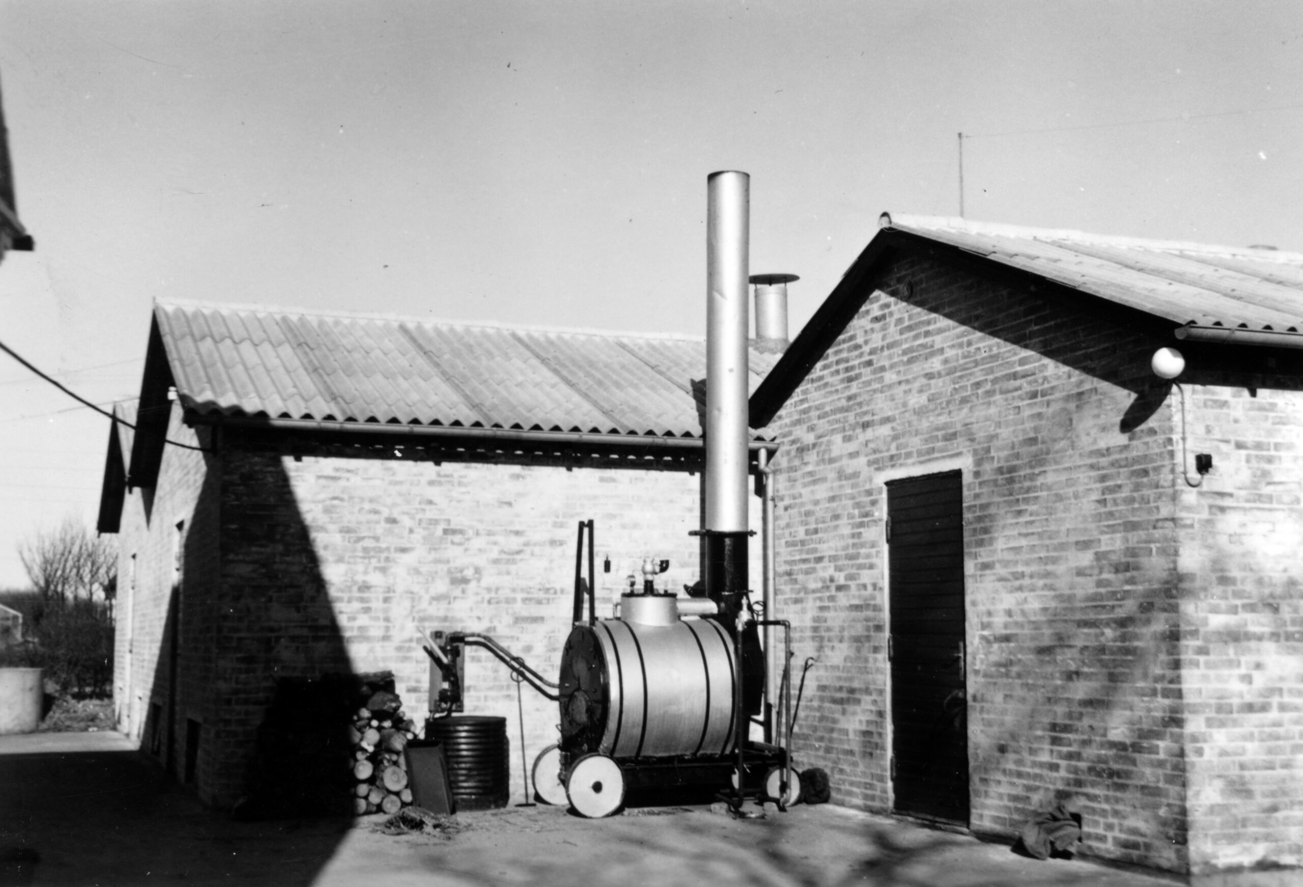 Marts 1959. Den brænde- og kulfyrede dampgenerator foran fermenteringen