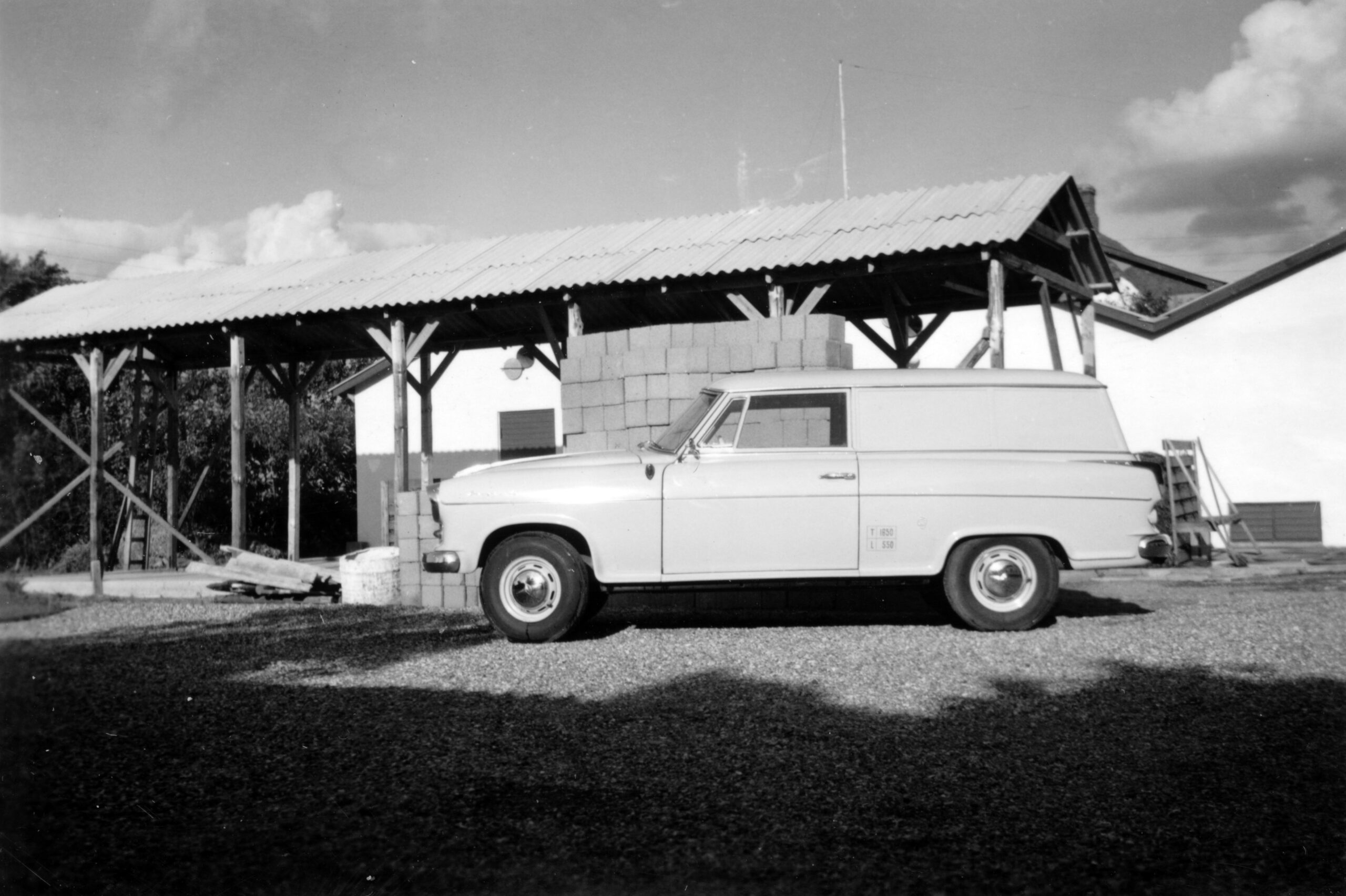 Den nye bil - en Borgward Isabella foran gødningsladen