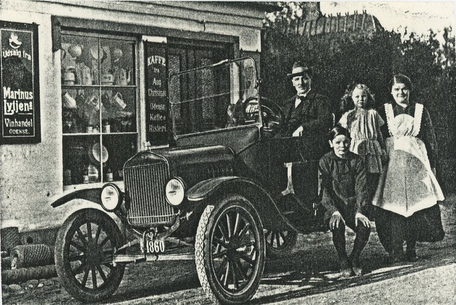 Henrik Emil Sørensen med kone og børn foran Odensevej 40